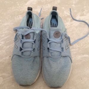 Girls size 4 baby blue New Balance kicks!